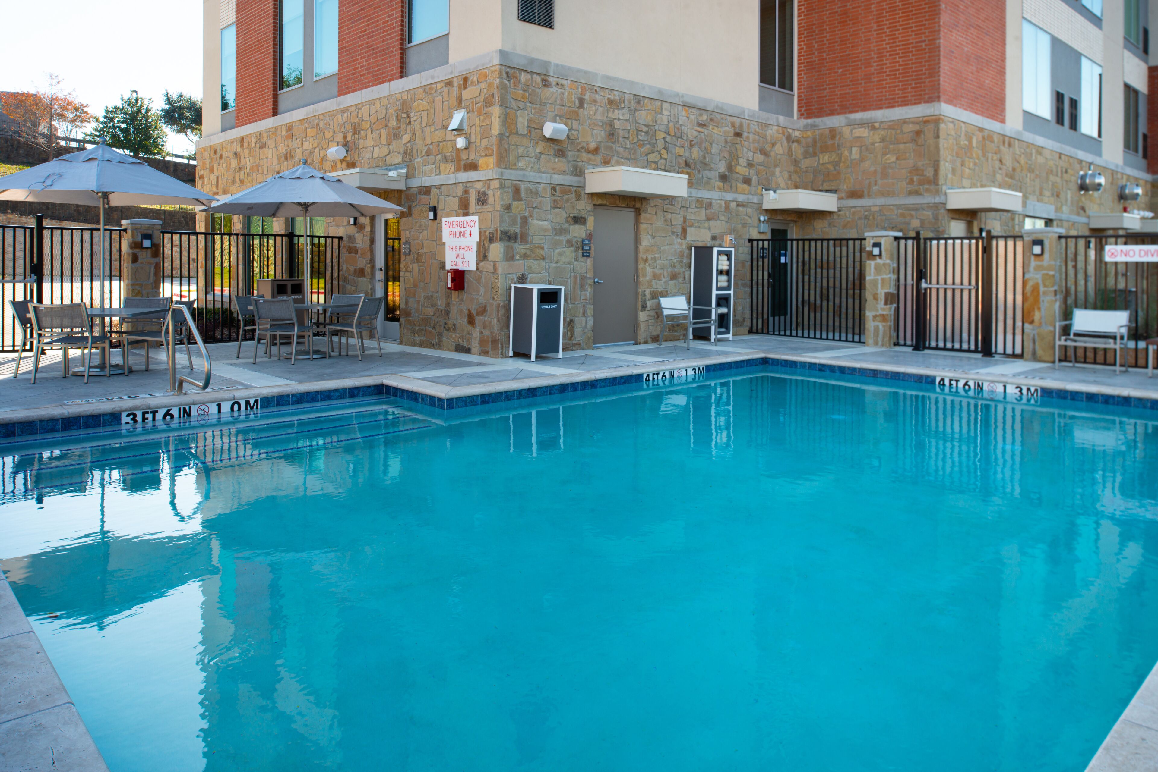 outdoor pool, open 7:00 am to 10:00 pm, pool loungers