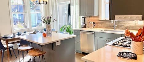 Jääkaappi, mikroaaltouuni, uuni, liesi