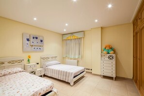Kamar Twin Comfort, kamar mandi umum (2) | Seprai premium, selimut bulu angsa, busa memori, dan brankas