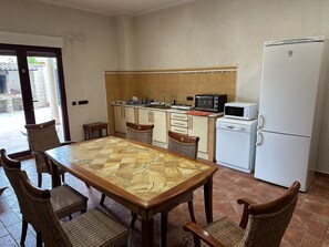 Full-size fridge, microwave, oven, stovetop