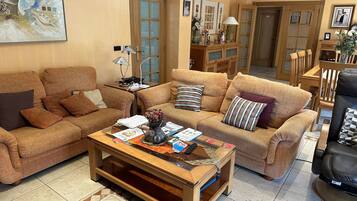 Een 28-inch flatscreentelevisie met digitale zenders en televisie