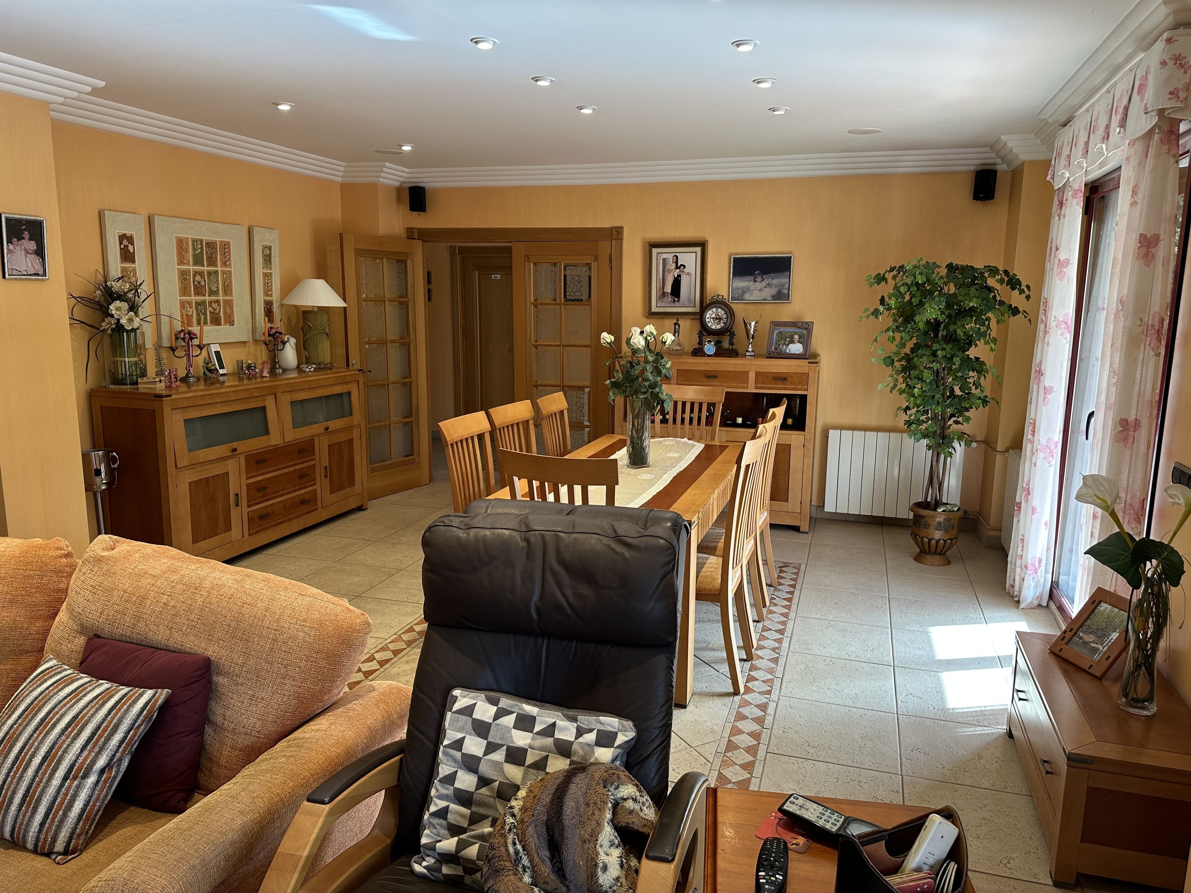 28 インチの薄型テレビ (デジタル放送視聴可)、テレビ、卓球台