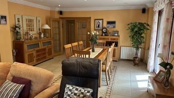 28-inch flat-screen TV with digital channels, TV, table tennis