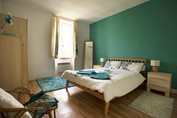 4 bedrooms, iron/ironing board, free WiFi, bed sheets