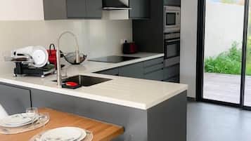 冰箱、微波炉、烤箱、炉灶