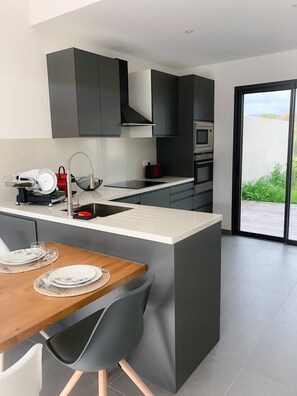 Fridge, microwave, oven, stovetop - Villa 6 people - Lecci - Near Porto Vecchio (Lecci)
