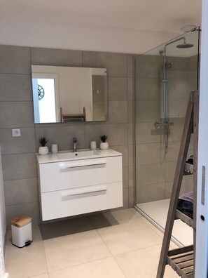 Dusche, Haartrockner, Handtücher