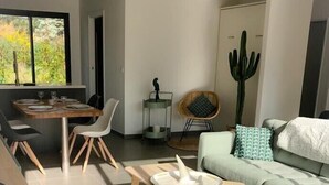 Una sala de estar moderna con sofá, mesa de centro y comedor.