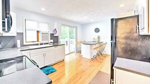 Coffee/tea maker, fridge, microwave, oven - Discount ! A mile to Narragansett beach & Boon Street Market this home has it all ! (Narragansett)