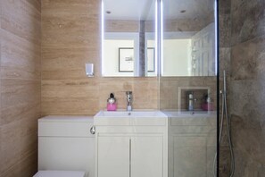 シャワー、ヘアドライヤー、タオル、石鹸