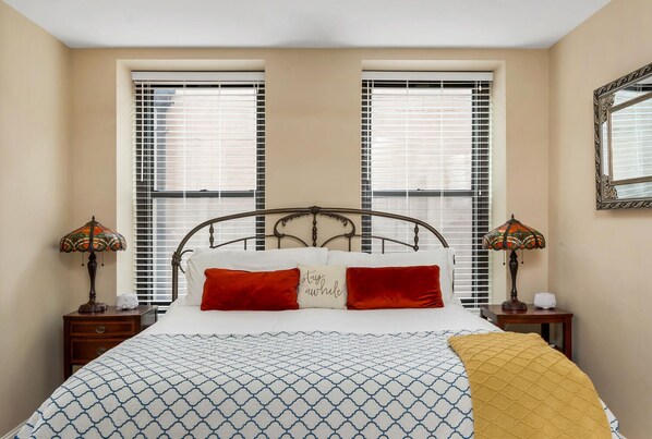 1 soverom, senger med overmadrass og strykejern/-brett