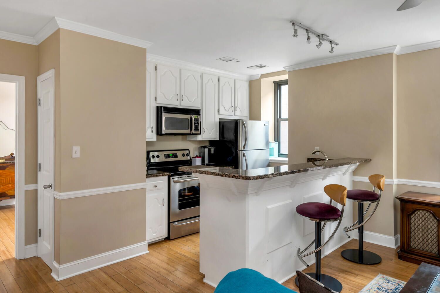 Réfrigérateur, micro-ondes, four, plaque de cuisson