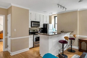 Geladeira, micro-ondas, fogão, cooktop