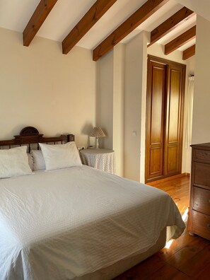 3 slaapkamers, een strijkplank/strijkijzer, gratis wifi, beddengoed