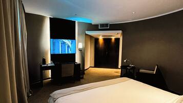 Premium bedding, minibar, in-room safe, desk