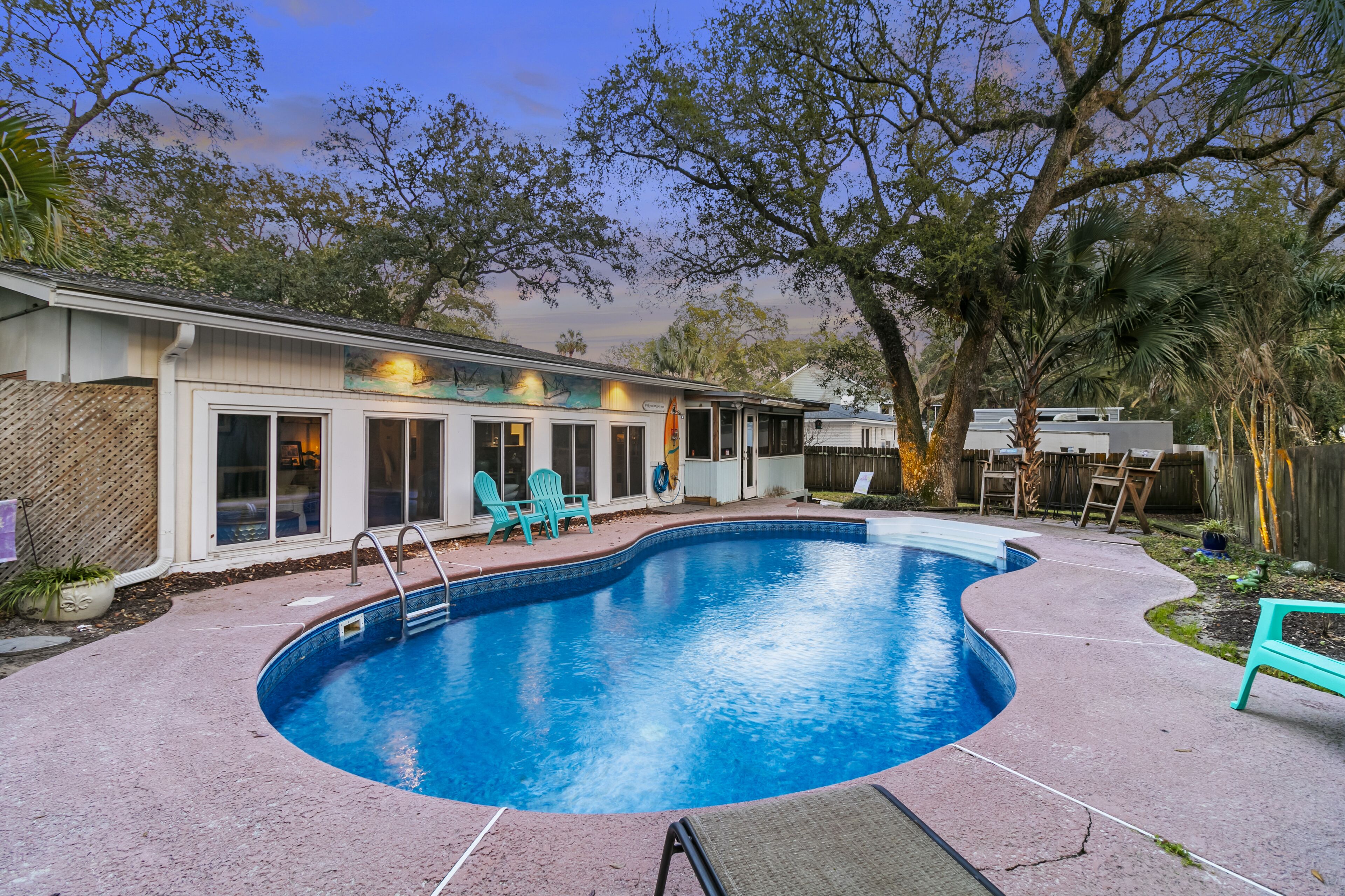 Beach Bungalow With Pool, Walking Distance to Beach