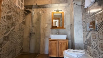 Ducha, cabezal de ducha tipo lluvia, secador de pelo, toallas