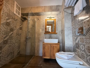 Chambre Deluxe, vue mer | Salle de bain | Douche, douche à « effet pluie », sèche-cheveux, serviettes fournies