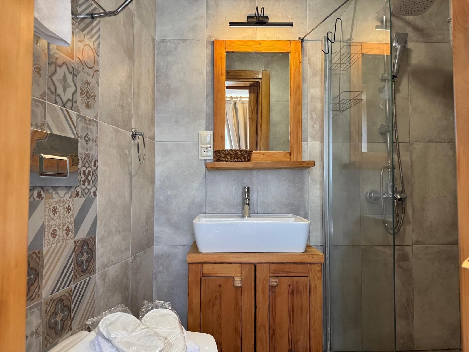 Economy Room, Ground Floor, No View | Bathroom | Shower, rainfall showerhead, hair dryer, towels