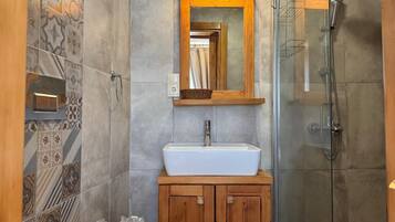 Economy Room, Ground Floor, No View | Bathroom | Shower, rainfall showerhead, hair dryer, towels