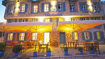 Façade de l’hébergement - soirée/nuit