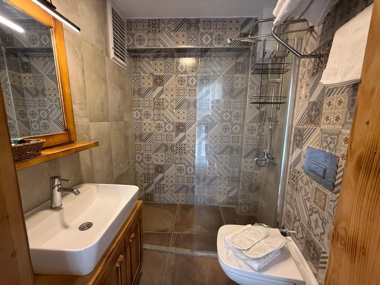 Un baño con ducha, lavabo e inodoro.