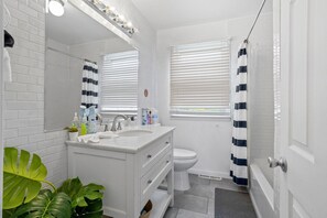 Duschwanne, Haartrockner, Handtücher, Seife