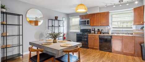 Frigorífico, microondas, placa de cocina y cafetera o tetera