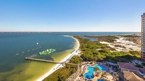 Ein Resort mit Strand, einer Pier und einem Poolbereich.