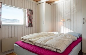 3 bedrooms, travel crib