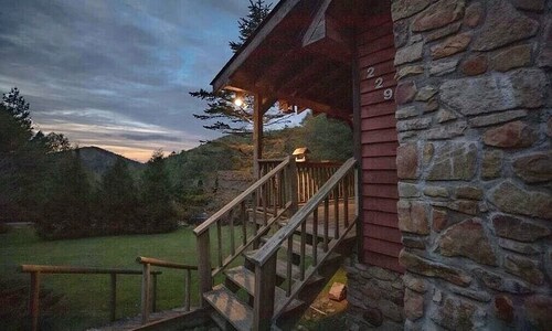 The Blowing Rock Cabin. It’s the Location! 4BR/2BA 5 mins to Main St Clean/Quiet