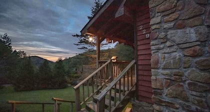 The Blowing Rock Cabin. It’s the Location! 4BR/2BA 5 mins to Main St Clean/Quiet