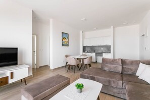 Appartement Confort | Salle de séjour | Téléviseur à écran plat de 39 po avec télévision par câble, téléviseur