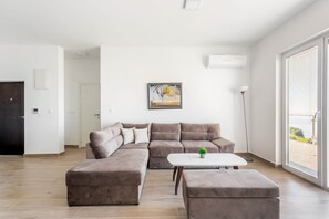 Appartement Confort | Salle de séjour | Téléviseur à écran plat de 39 po avec télévision par câble, téléviseur