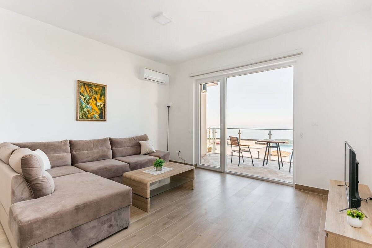 Classic Apartment | Living area | 39-inch flat-screen TV with cable channels, TV