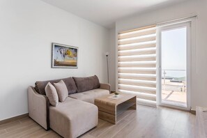 Apartemen Basic | Ruang keluarga | Televisi layar datar 39-inci dengan saluran TV kabel dan TV