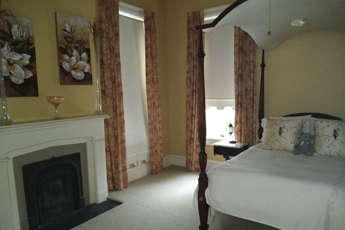 Prince Conti | 1 bedroom, Egyptian cotton sheets, premium bedding, pillowtop beds