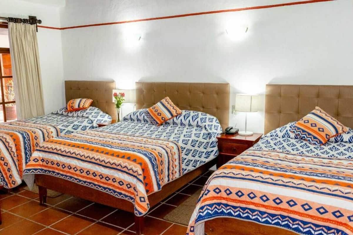 Habitación cuádruple | Tabla de planchar con plancha, wifi gratis y ropa de cama