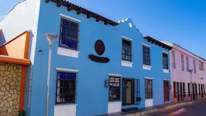 Front of property – evening/night - Hotel Posada el Castellano (Comitan de Dominguez)
