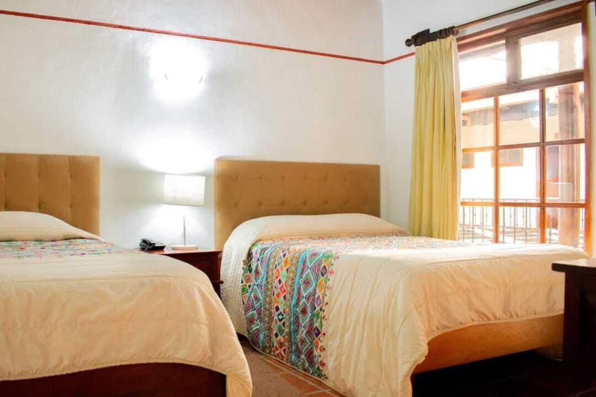 Habitación básica doble de uso individual | Tabla de planchar con plancha, wifi gratis y ropa de cama