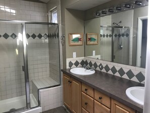 Hiustenkuivaaja, pyyhkeet, saippua, vessapaperi