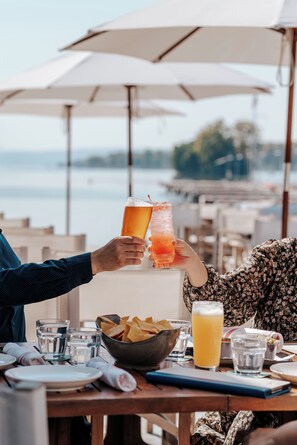 2 restaurantes; se sirven desayunos, comidas, cenas y brunch
