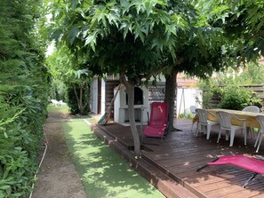 Outdoor dining - Single storey house 400 m from the beach (Sainte-Marie-La-Mer Plage)