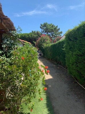 Property grounds - Single storey house 400 m from the beach (Sainte-Marie-La-Mer Plage)