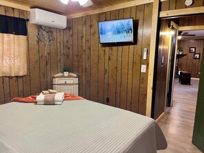 1 bedroom, iron/ironing board, WiFi (free), bed sheets
