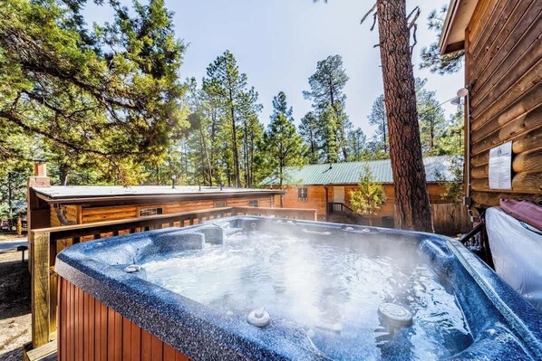 Outdoor spa tub - Sleepin’ Inn | Cozy Upper Canyon Hideaway! (Ruidoso)