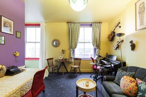 Interior - Stunning Flat near British Museum / Artist’s Home with instruments (London)