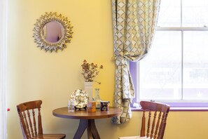 Dining - Stunning Flat near British Museum / Artist’s Home with instruments (London)