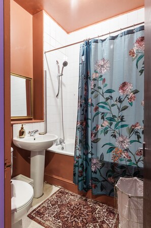 Bathroom - Stunning Flat near British Museum / Artist’s Home with instruments (London)