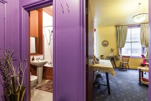 Bathroom - Stunning Flat near British Museum / Artist’s Home with instruments (London)